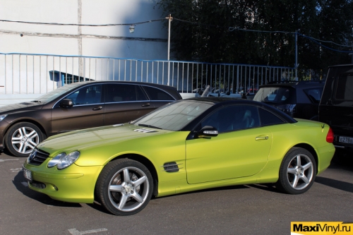 Полная оклейка автомобиля Mercedes-Benz SL 500 плёнкой Arlon Electric Lime
